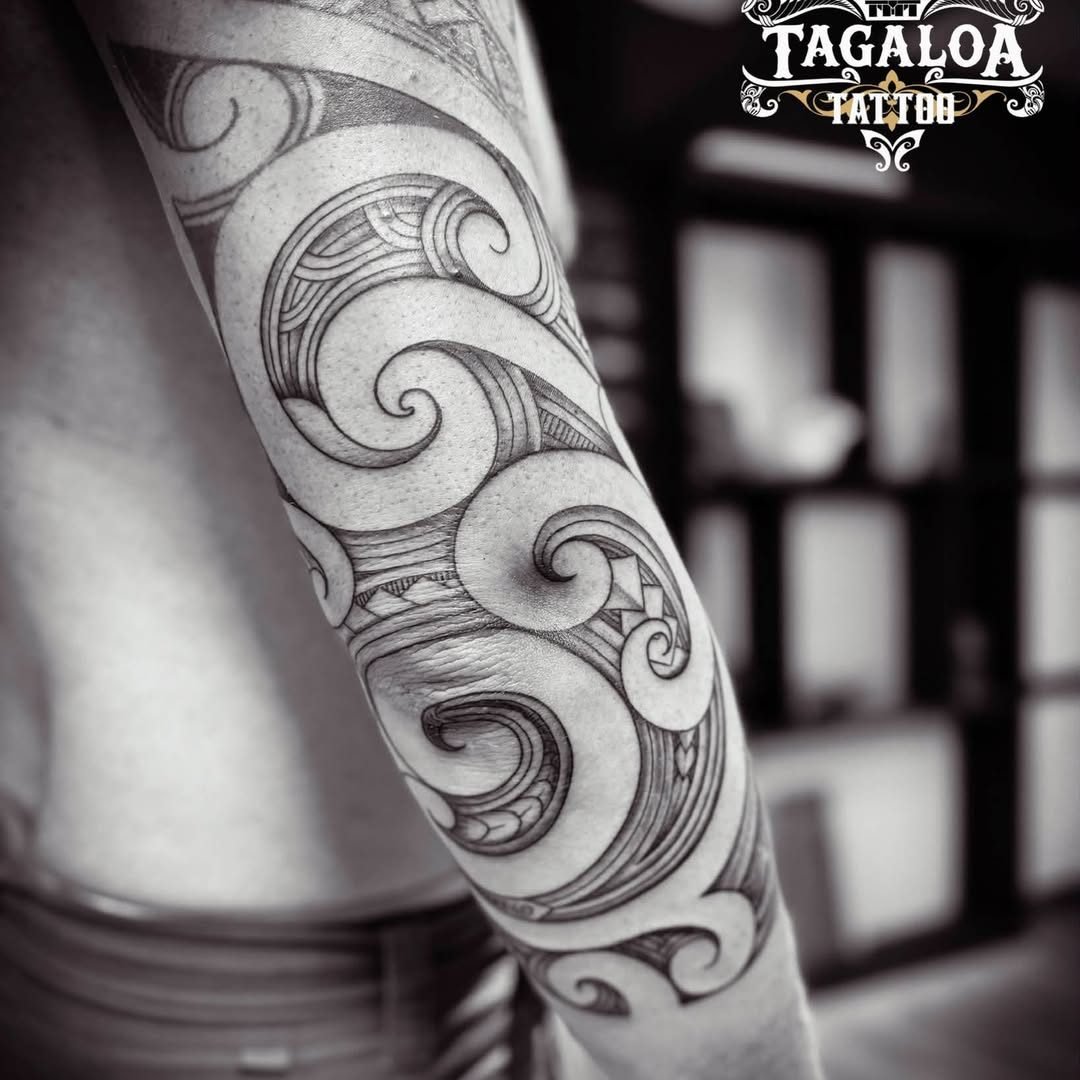 Avant-bras tatoué de spirales et motifs océaniens